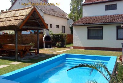 In Zamárdi’s  close to Siófok area a semi-detached  holiday house’s one flat with pool is for rent for maximum 8 persons