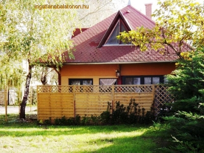 Next to a beautiful beach in Balatonszárszó a holiday house is available for rent for max 6   people