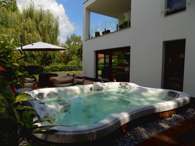 In the Hullám Holiday Resort a 3 bedroom luxury villa with a Jacuzzi is for rent for max 6+2 people