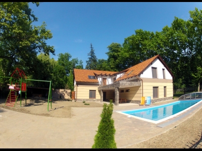 In Balatonszemes, 100 meters away from the beach a luxury apartment with a pool is for rent for 2+3   people in the Fsz. 1 apartment