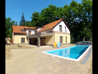 In Balatonszemes, 100 meters away from the beach a luxury apartment with a pool is for rent for 4+3   people in the E.6. apartment