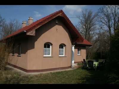 A Balatontól 400 méterre újszerű 2 háló+nappalis ház kiadó 4+2 vendégnek