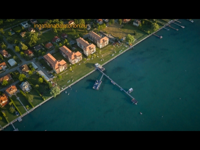 Ikerfél nyaralóvilla kiadó a Balatontól 50 méterre, új építésű