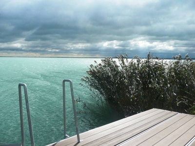 Balatonfüreden közvetlen vízparti önálló nyaraló stéggel, csónakkal kiadó
